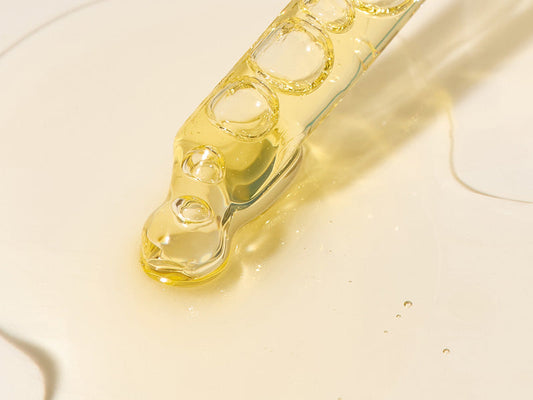 Rich, golden facial oil texture – deeply moisturising oil for dry or ageing skin